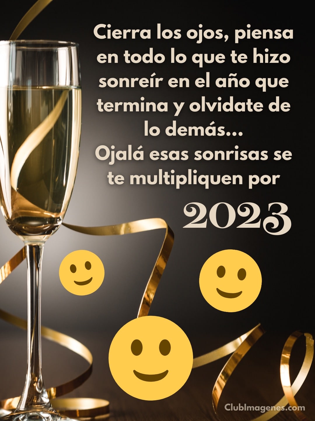 Cierra los ojos, piensa en todo lo que te hizo sonreír en el año... copa de champán y caras sonrientes con mensaje de año nuevo