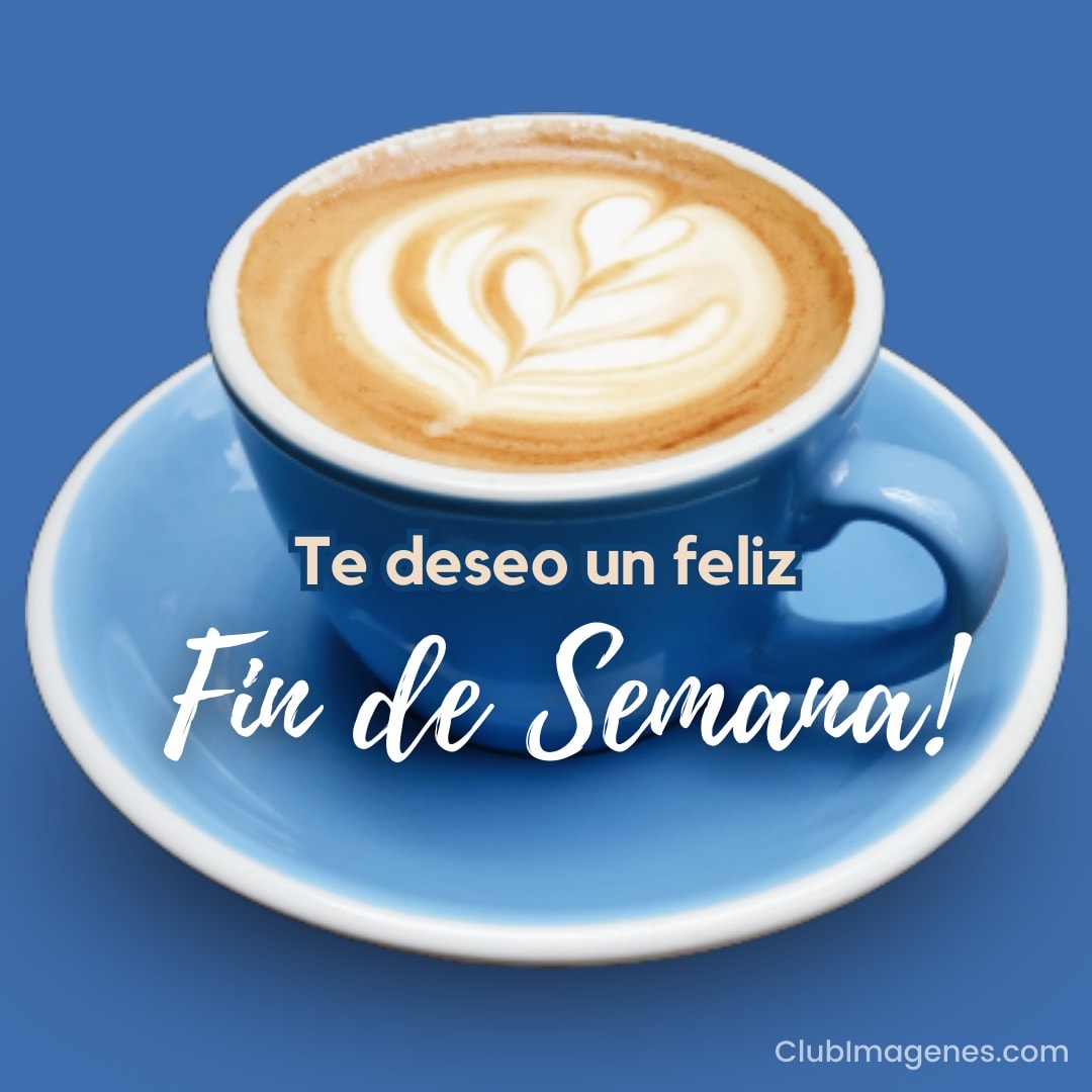 Una taza azul con café y arte latte, acompañada de un saludo deseando feliz fin de semana
