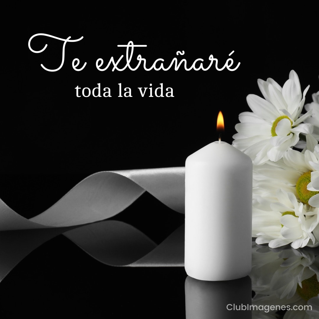 Vela encendida con flores blancas y cinta negra, con el mensaje 'Te extrañaré toda la vida'