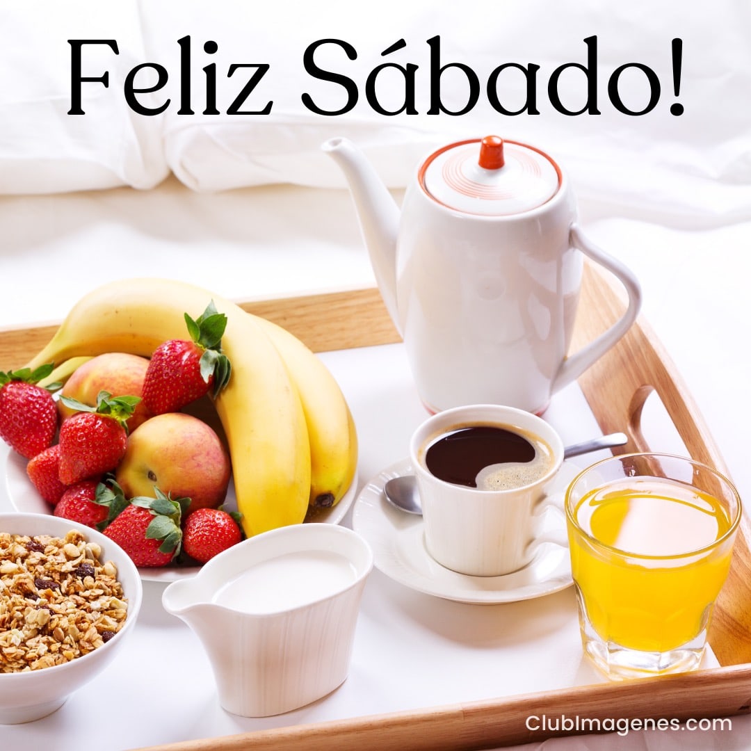 Desayuno con frutas, café, jugo y granola con un mensaje que dice 'Feliz Sábado'