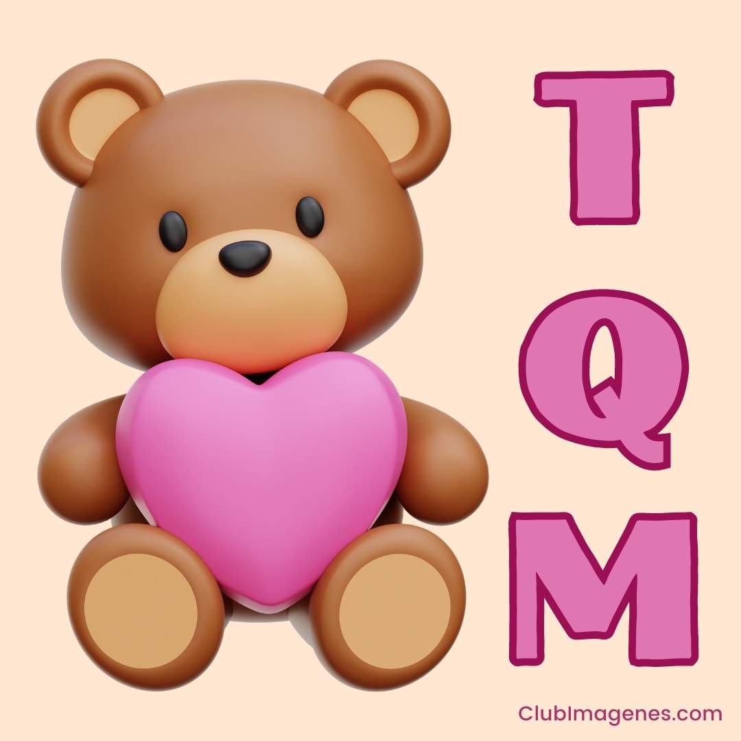 Un oso de caricatura sostiene un corazón rosa entre sus patas con letras 'TQM'