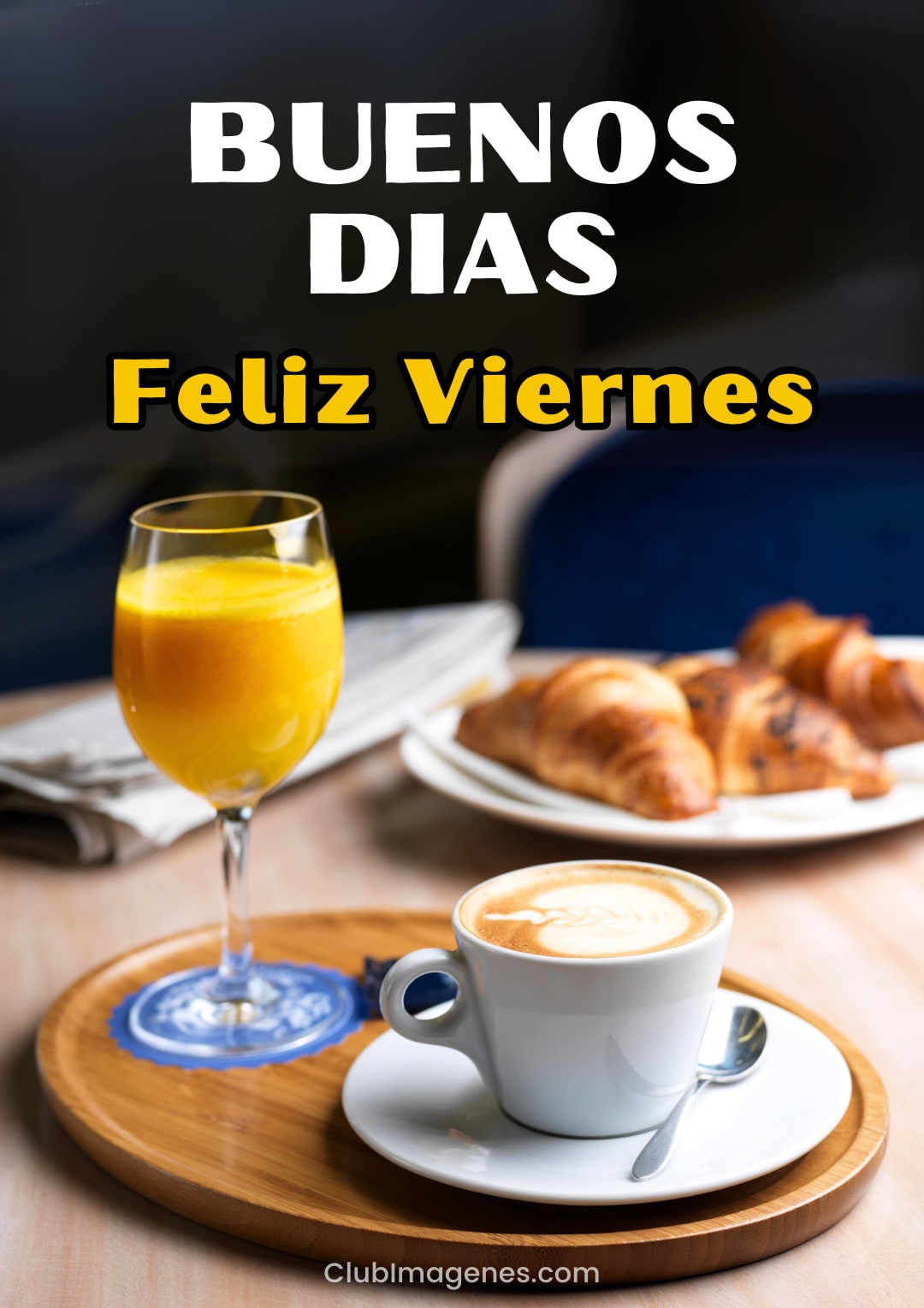 Buenos días y feliz viernes, con jugo de naranja, croissants y café en una mesa